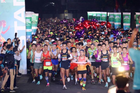 “Nữ hoàng điền kinh” Nguyễn Thị Oanh vô địch và phá kỷ lục tại VPBank Hanoi Marathon 2022 - Ảnh 9.
