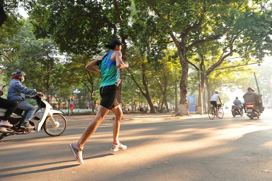 “Nữ hoàng điền kinh” Nguyễn Thị Oanh vô địch và phá kỷ lục tại VPBank Hanoi Marathon 2022 - Ảnh 13.