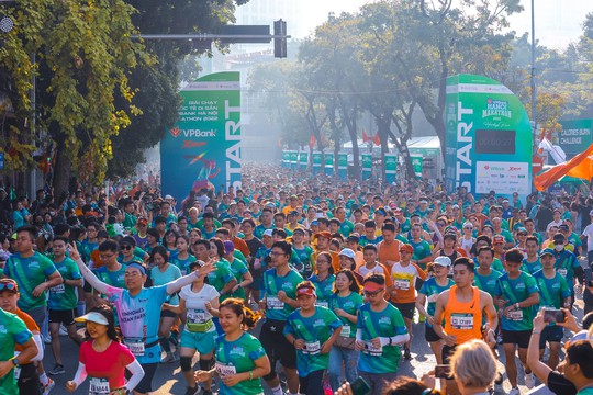 “Nữ hoàng điền kinh” Nguyễn Thị Oanh vô địch và phá kỷ lục tại VPBank Hanoi Marathon 2022 - Ảnh 2.