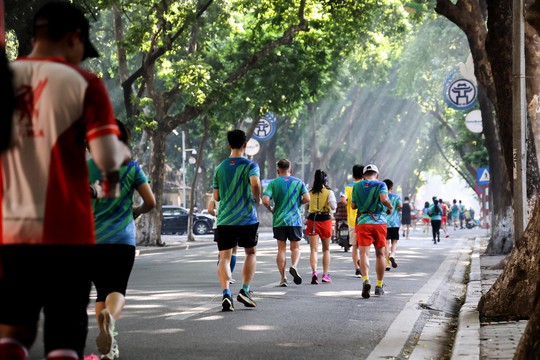 “Nữ hoàng điền kinh” Nguyễn Thị Oanh vô địch và phá kỷ lục tại VPBank Hanoi Marathon 2022 - Ảnh 14.