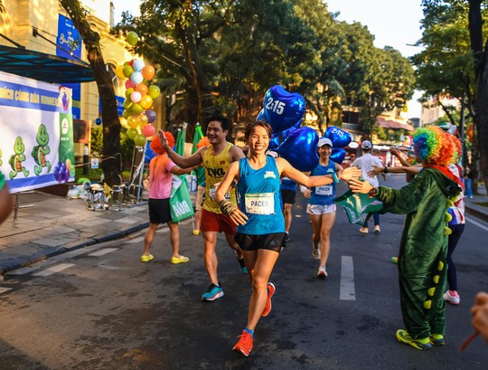 “Nữ hoàng điền kinh” Nguyễn Thị Oanh vô địch và phá kỷ lục tại VPBank Hanoi Marathon 2022 - Ảnh 12.