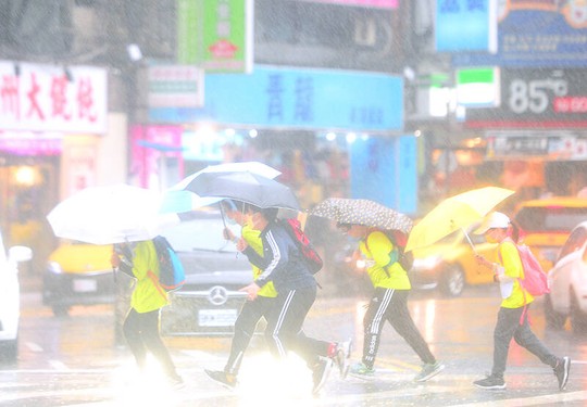 Đài Loan, Thái Lan, Malaysia… mưa ngập thành sông - Ảnh 1.