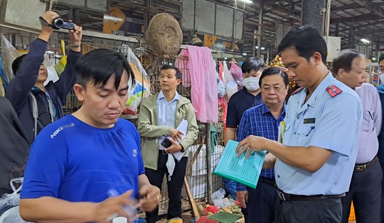 3 giờ sáng, Bộ trưởng Lê Minh Hoan xuất hiện ở chợ đầu mối Bình Điền - Ảnh 3.