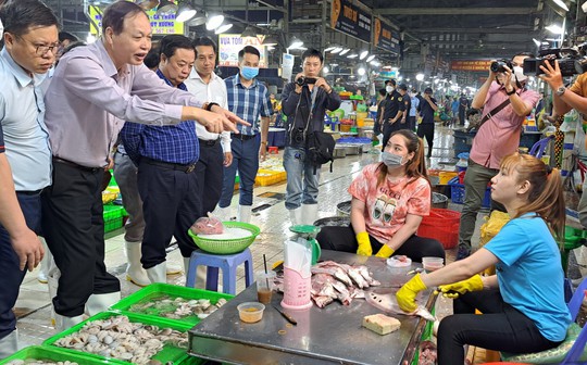 3 giờ sáng, Bộ trưởng Lê Minh Hoan xuất hiện ở chợ đầu mối Bình Điền - Ảnh 2.