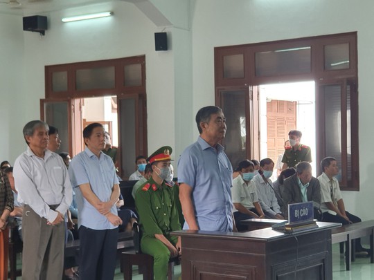 Cựu Phó chủ tịch tỉnh Phú Yên và nhiều lãnh đạo sở ngành hầu tòa trong vụ bán sỉ 262 lô đất - Ảnh 1.