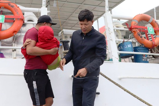 Dịch sốt xuất huyết bùng phát, người dân Lý Sơn thuê tàu vượt biển vào đất liền cấp cứu - Ảnh 2.