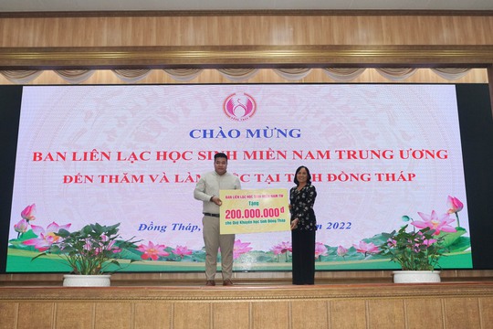 Tặng 10.000 lá cờ Tổ quốc và 100 chiếc xe đạp tại Đồng Tháp - Ảnh 13.