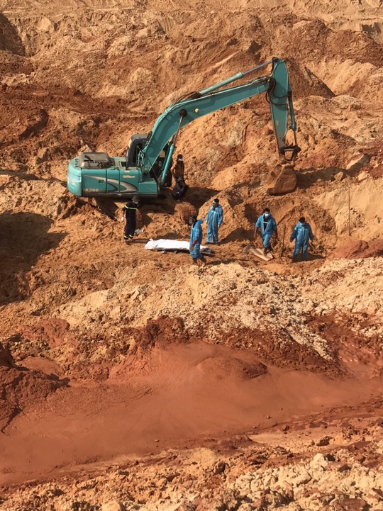 Tìm thấy thi thể cuối cùng trong vụ sập mỏ titan ở Bình Thuận - Ảnh 2.