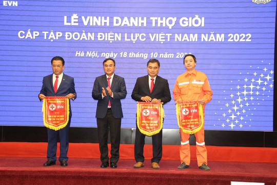 12 công nhân EVNCPC được vinh danh Thợ giỏi cấp EVN năm 2022 - Ảnh 1.