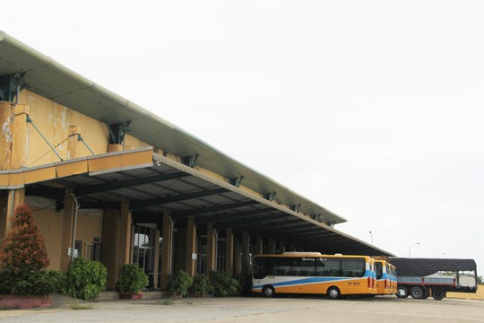 Hoang phế 10 năm, một bến xe liên tỉnh tại Đà Nẵng bị ngân hàng rao bán - Ảnh 1.