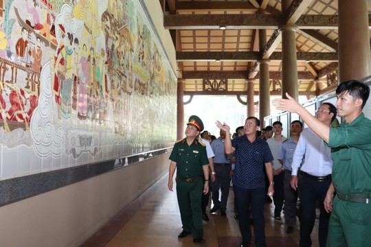 Hải quân Vùng 2, Vùng 5 thăm các di tích lịch sử ở TP HCM - Ảnh 4.