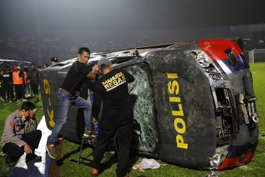 CLIP: Bạo động trên sân bóng ở Indonesia, nhiều người chết và nguy kịch - Ảnh 2.