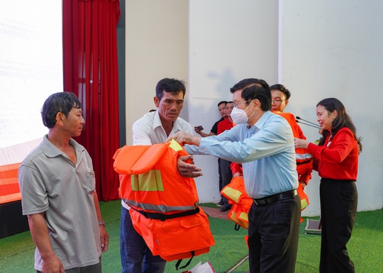 Ngư dân Bình Thuận nhận 1.000 bộ áo phao cứu sinh đa năng từ NovaGroup - Ảnh 2.