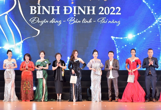 Bùng nổ đêm chung kế cuộc thi “Tỏa sáng vẻ đẹp Phụ nữ Bình Định 2022” - Ảnh 6.