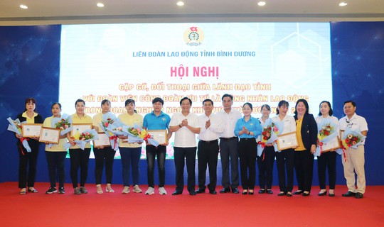 Lãnh đạo Bình Dương gặp gỡ công nhân ưu tú - Ảnh 3.