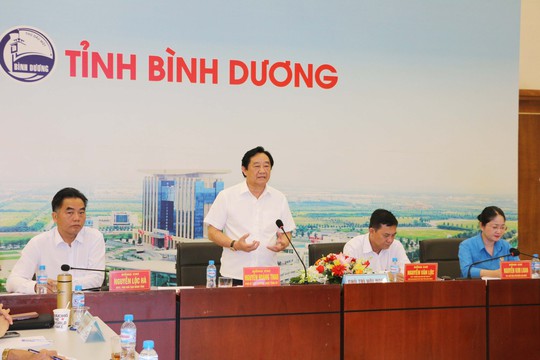 Lãnh đạo Bình Dương gặp gỡ công nhân ưu tú - Ảnh 1.