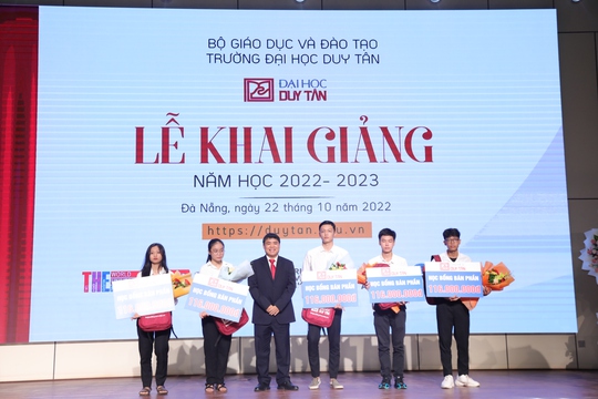 Đại học Duy Tân: Trao 385 suất học bổng, tổng trị giá gần 21,5 tỉ đồng - Ảnh 2.