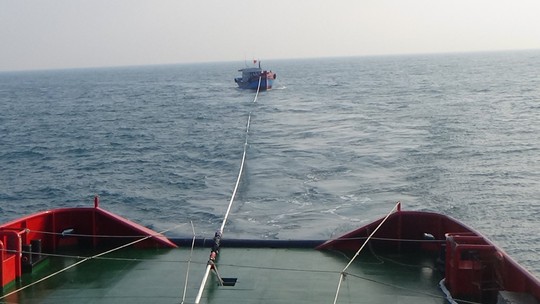 Tàu CSB 9002 cứu nạn tàu cá gặp nạn trên biển - Ảnh 2.