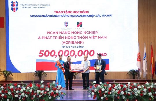 Agribank trao tặng Quỹ học bổng Trường Đại học Ngân hàng TP. Hồ Chí Minh - Ảnh 1.
