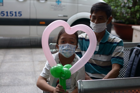 “Tròn tiếng cười – Vẹn tương lai” tiếp nối hành trình phẫu thuật miễn phí cho các trẻ bị dị tật hàm mặt - Ảnh 4.