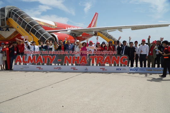 Đón chuyến bay thẳng từ Kazakhstan đến Nha Trang - Khánh Hòa - Ảnh 4.