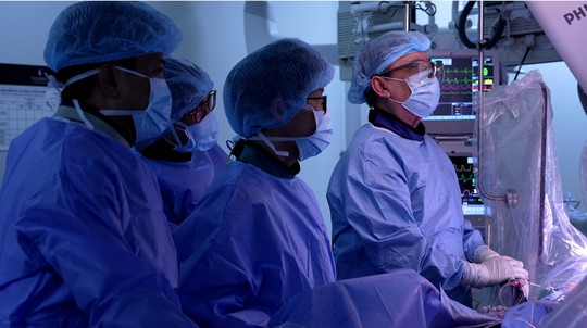 Vinmec có chuyên gia đặt máy tạo nhịp tim không dây độc lập đầu tiên tại Việt Nam - Ảnh 3.