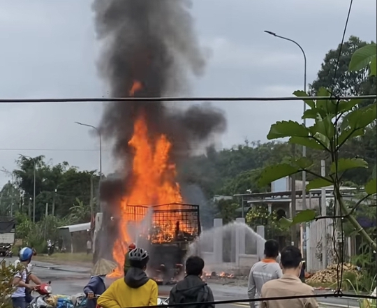 CLIP: Nhiều tiếng nổ trong chiếc xe cháy ngùn ngụt ở Đồng Nai - Ảnh 2.