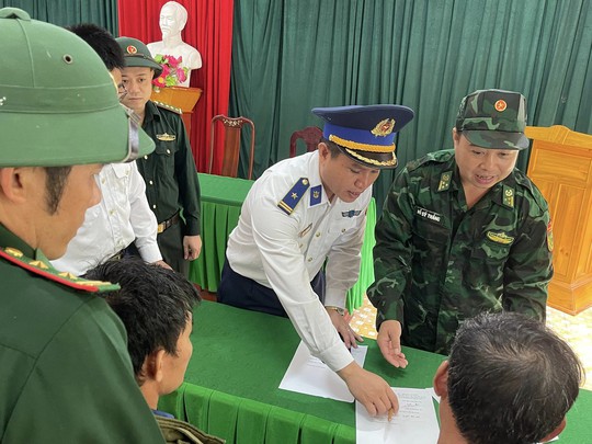 Tàu cá va chạm với tàu vận tải, 3 thuyền viên mất tích - Ảnh 2.