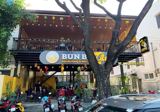 Kỷ luật khiển trách cán bộ ném tiền tung tóe ở Đà Nẵng - Ảnh 1.