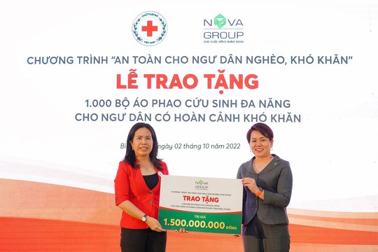 Ngư dân Bình Thuận nhận 1.000 bộ áo phao cứu sinh đa năng từ NovaGroup - Ảnh 1.