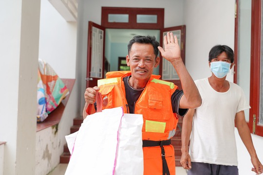 Ngư dân Bình Thuận nhận 1.000 bộ áo phao cứu sinh đa năng từ NovaGroup - Ảnh 4.