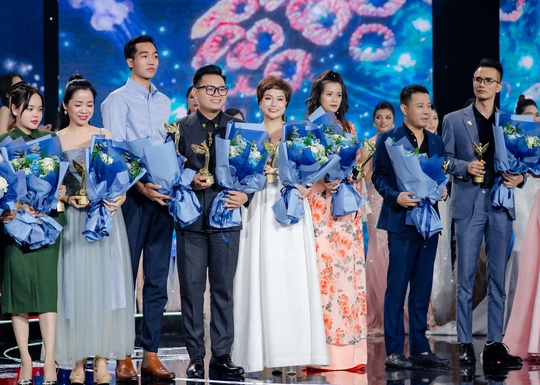 Giang Kyo fashion và Joco fashion mang 200 bộ trang phục công sở tới Miss Peace Việt Nam 2022. - Ảnh 3.