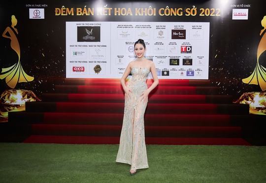 Diện dạ hội cúp ngực Hoa hậu Đoàn Hồng Trang quyến rũ làm giám khảo - Ảnh 6.
