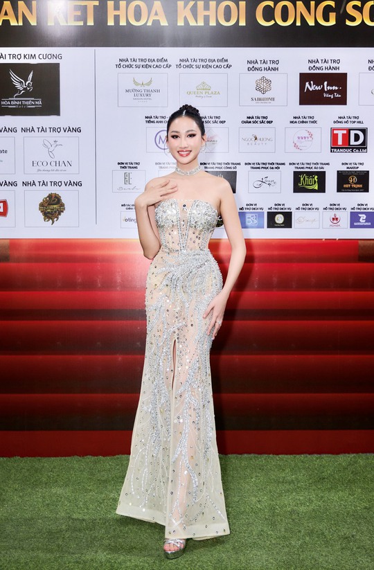 Diện dạ hội cúp ngực Hoa hậu Đoàn Hồng Trang quyến rũ làm giám khảo - Ảnh 8.