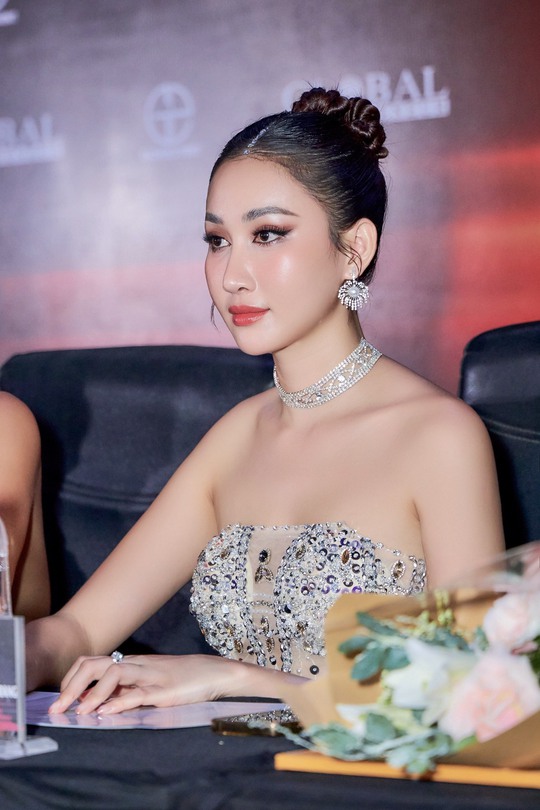 Diện dạ hội cúp ngực Hoa hậu Đoàn Hồng Trang quyến rũ làm giám khảo - Ảnh 5.