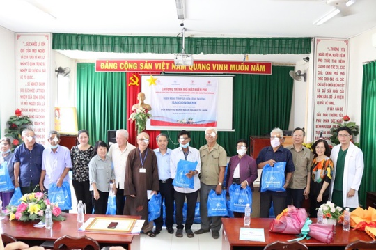 Saigonbank tài trợ mổ mắt miễn phí cho bệnh nhân nghèo tỉnh Tây Ninh - Ảnh 1.