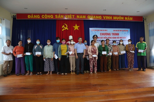 Vùng Cảnh sát biển 2 hỗ trợ nhân dân Lý Sơn khắc phục hậu quả bão số 4 - Ảnh 2.