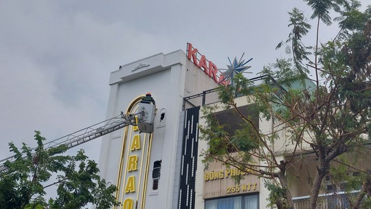 Cảnh sát đục tường, chữa cháy quán karaoke ven vịnh Đà Nẵng - Ảnh 4.