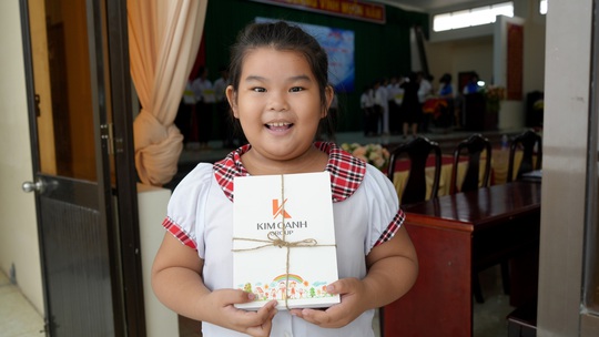 Quỹ từ thiện Kim Oanh trao 320 suất học bổng cho học sinh ở Bến Tre và Tiền Giang - Ảnh 4.