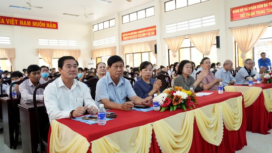 Quỹ từ thiện Kim Oanh trao 320 suất học bổng cho học sinh ở Bến Tre và Tiền Giang - Ảnh 2.