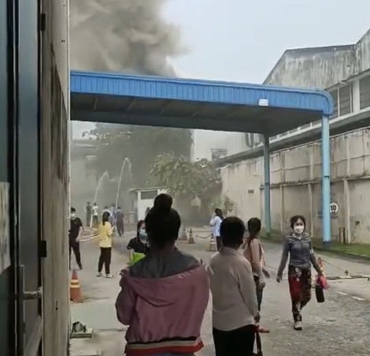Sau tiếng nổ lớn ở 1 công ty, khói bao trùm bầu trời KCN Sóng Thần 2 - Ảnh 2.
