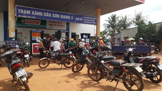 Xôn xao dân Bình Phước phải mua xăng ở tiệm tạp hóa 30.000 đồng/lít - Ảnh 1.