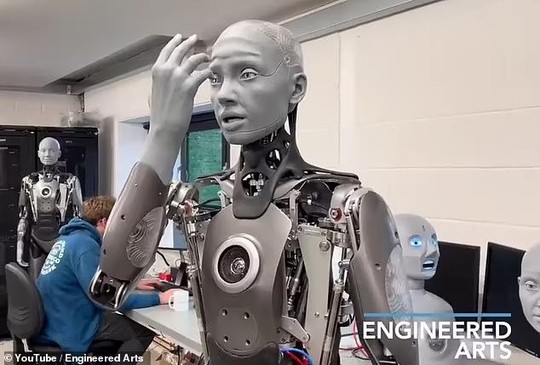 CLIIP: Rùng mình robot giống người nhất thế giới bắt chước hành vi của nhà khoa học - Ảnh 1.