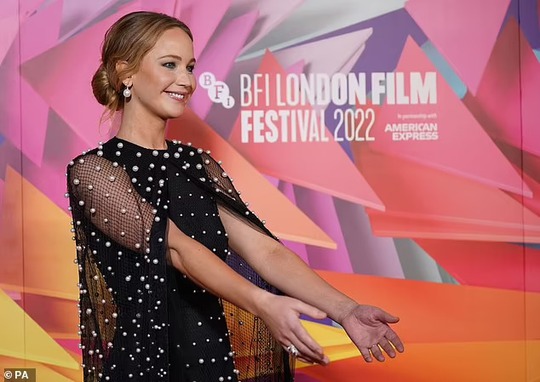 Jennifer Lawrence quyến rũ với đầm đính ngọc trai - Ảnh 5.
