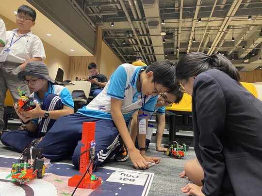 Học sinh Việt Nam vô địch cuộc thi lập trình robot tại Singapore - Ảnh 2.