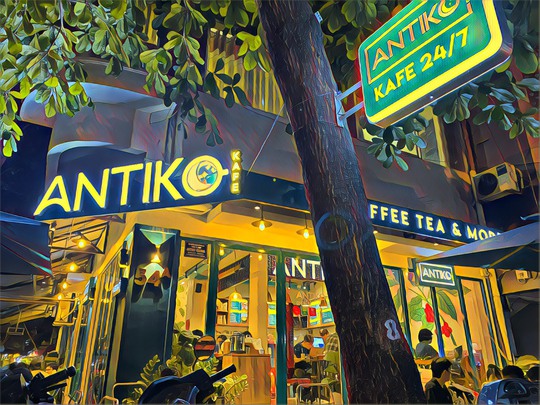 Antiko Kafe-Khám phá đêm Sài Gòn với cà phê sách - Ảnh 1.