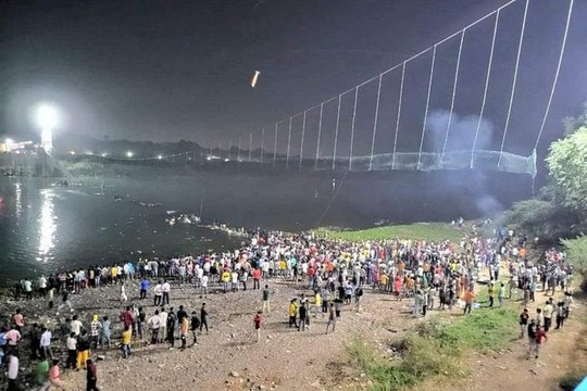 Ấn Độ bắt giữ 9 người, hé lộ nhiều tình tiết “khó tin” vụ sập cầu treo - Ảnh 2.