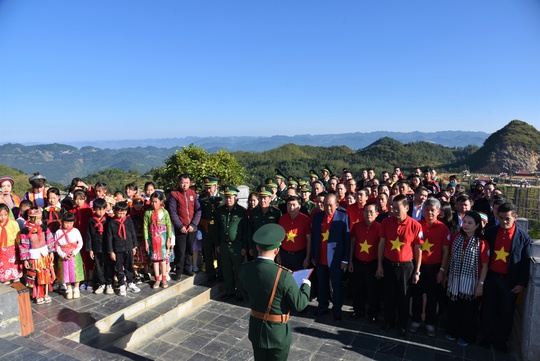 Him Lam Land đồng hành Báo Người Lao Động trao tặng 10.000 lá cờ Tổ Quốc cho vùng biên giới Hà Giang - Ảnh 1.