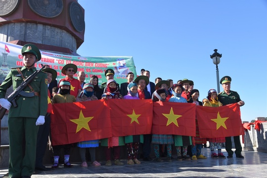 Him Lam Land đồng hành Báo Người Lao Động trao tặng 10.000 lá cờ Tổ Quốc cho vùng biên giới Hà Giang - Ảnh 2.