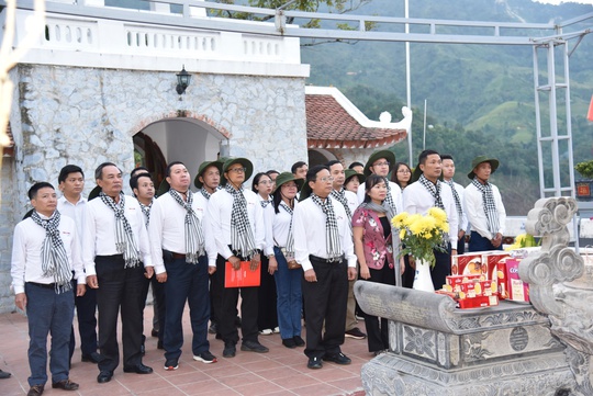 Him Lam Land đồng hành Báo Người Lao Động trao tặng 10.000 lá cờ Tổ Quốc cho vùng biên giới Hà Giang - Ảnh 5.